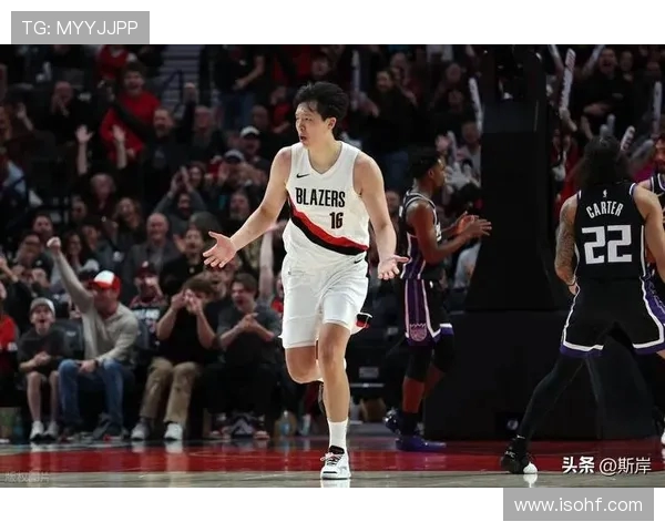 杨瀚森 7 分钟 2 帽 + 暴扣！通道采访力挺新帅，包子梗逗笑全场